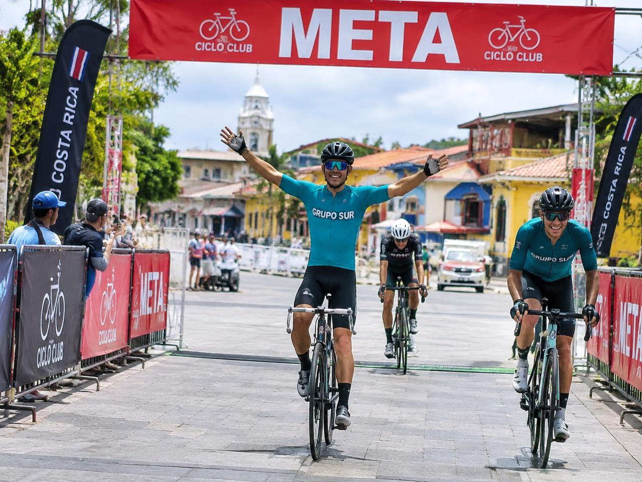 Ciclistas del club llegando a la meta